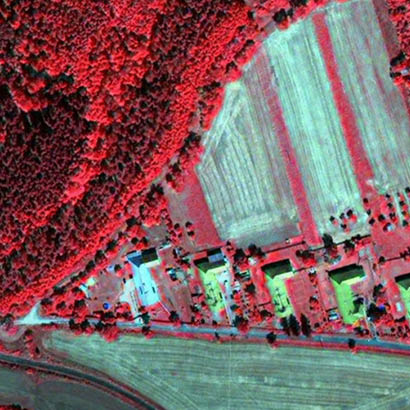 immagini satellitari in tonalità rosse e verde mare