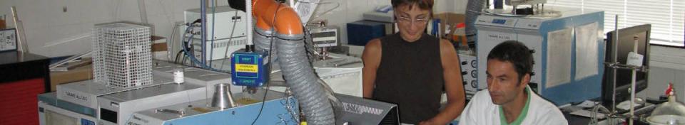 Donna e uomo in laboratorio davanti ad un computer